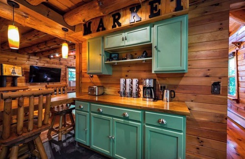 Hamlin Cabin | Authentic Log Cabin, Short walk to Lake & Hideout
