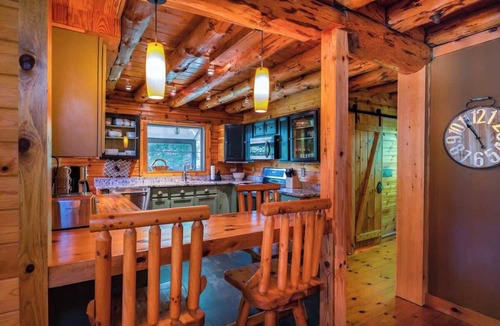 Hamlin Cabin | Authentic Log Cabin, Short walk to Lake & Hideout