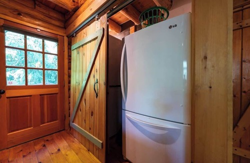 Hamlin Cabin | Authentic Log Cabin, Short walk to Lake & Hideout