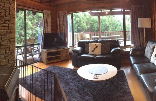 Mt Lyford Cabin | Authentic log chalet serene and secluded with outdoor spa