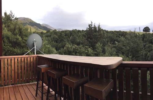 Mt Lyford Cabin | Authentic log chalet serene and secluded with outdoor spa