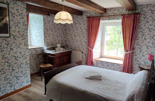 Bagnols House | Authentic Mansion for 14 People, 5 Bedrooms – View of Sancy, Absolute Peace & Coolness