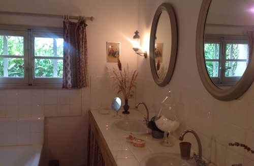 Meynes House | Authentic Mas Provencal 19th century classified 4 * in a 5000 m² fenced park