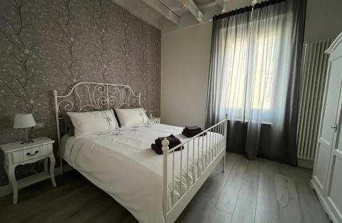 Turro Apartment | Authentic Milan Ringhiera House near Metro