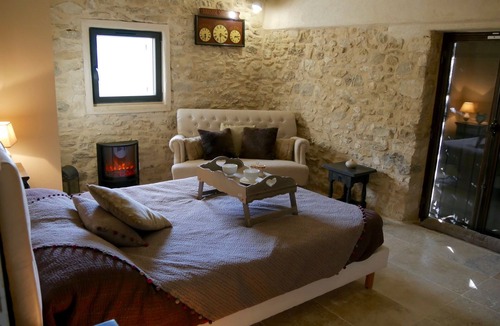 La Roque-sur-Pernes House | Authentic Provencal shed and its SPA on an exceptional site