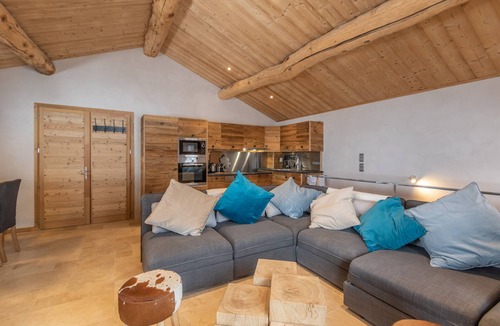 Arc-1600 Ski Chalet | Authentic renovated chalet on the slopes 5 min walk Arc 1600 4 ch 3 bath 12pers