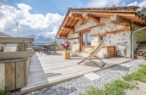 Arc-1600 Ski Chalet | Authentic renovated chalet on the slopes 5 min walk Arc 1600 4 ch 3 bath 12pers