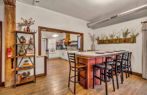 Ravenna House | Authentic Restored 1840s Barn | 20 Guests | Private Pond | Hot Tub | Sports Court | Kayaks | Fishing