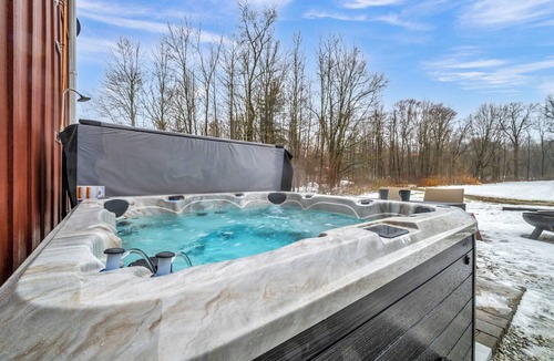 Ravenna House | Authentic Restored 1840s Barn | 20 Guests | Private Pond | Hot Tub | Sports Court | Kayaks | Fishing