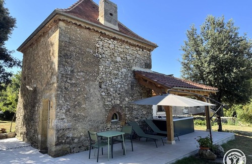Monsac Cottage | Authentic Stay in 17th Century Dovecote with Internet and Pets Allowed
