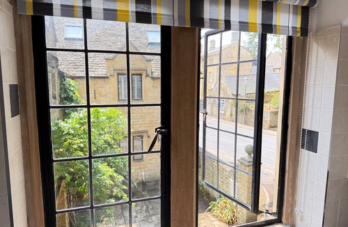Chipping Campden Apartment | Authentic & Stylish Gem in the Heart of Chipping Campden: Toys, Books, Workspace