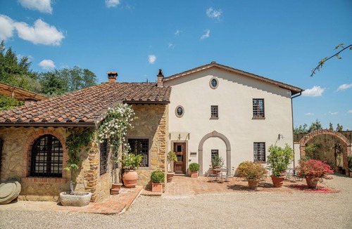 Casalguidi House | Authentic Tuscan Farmhouse with a Private Pool, Garden, and 7 Bedrooms