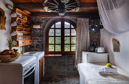Mavrikiano House | Authentisches kretisches Steinhaus Clio mit Aussicht by Interhome
