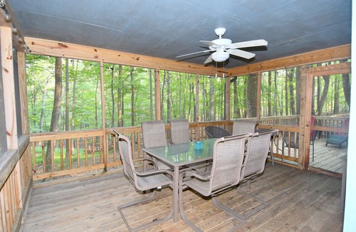 Berkeley Springs House | Autumn Wings -wifi, screen porch, pool access, hiking, family friendly