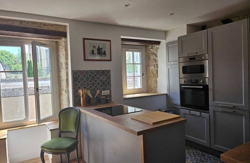 Bourges Apartment | Aux 3 Maillets 1. Beautiful apartment in a 16th-century house.