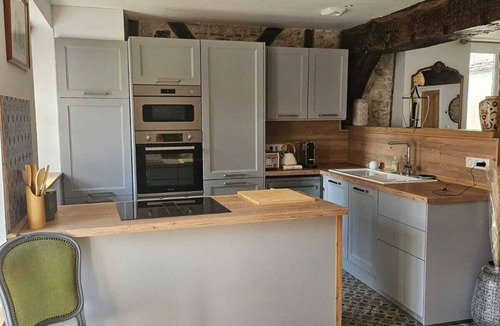 Bourges Apartment | Aux 3 Maillets 1. Beautiful apartment in a 16th-century house.