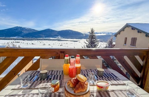 Les Angles Apartment | Aux Angles apartment, lake view, 5 minutes walk from the village center!