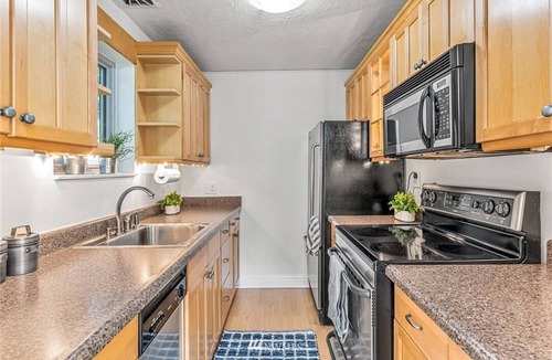 West Queen Anne Condo | AVAILABLE FOR WORLD CUP: Lovely 2-BR condo in view of the city skyline