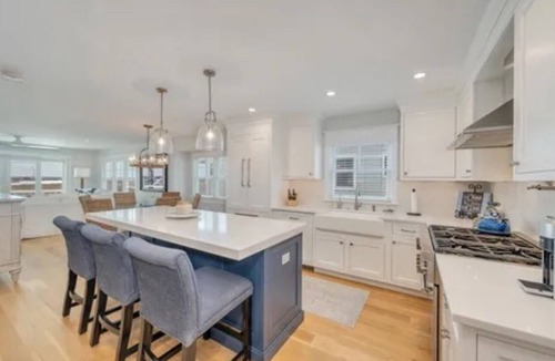 Avalon House | Avalon sunsets on the bay in this beautiful five-bedroom waterfront townhome.