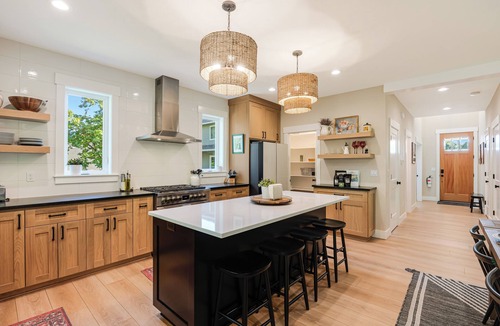 Newberg House | Avery House in Newberg: 6 bedrooms, forest views, sleeps 12, ideal for family getaways
