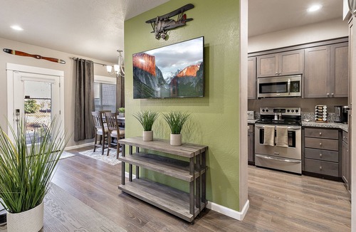 Medford House | Aviator-Themed, Fastest WiFi, 2 King Beds Home