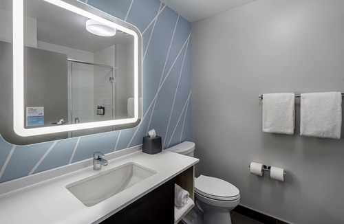 Waukesha Hotel | avid hotel Milwaukee West Waukesha by IHG