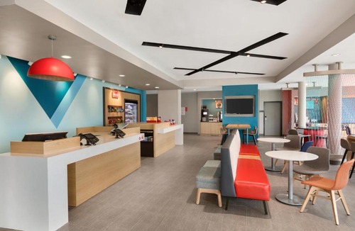 Des Plaines Hotel | avid hotels Chicago O Hare - Des Plaines by IHG