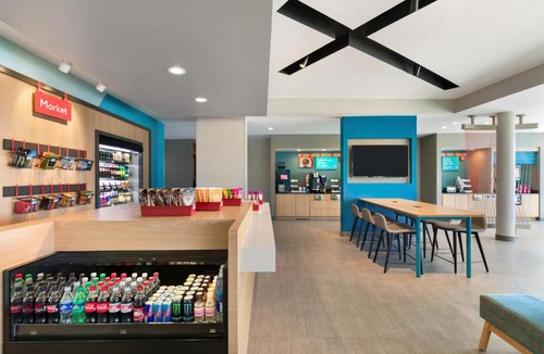 Des Plaines Hotel | avid hotels Chicago O Hare - Des Plaines by IHG