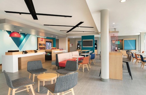 Des Plaines Hotel | avid hotels Chicago O Hare - Des Plaines by IHG