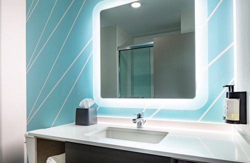 Madison Hotel | avid hotels Madison - Monona by IHG