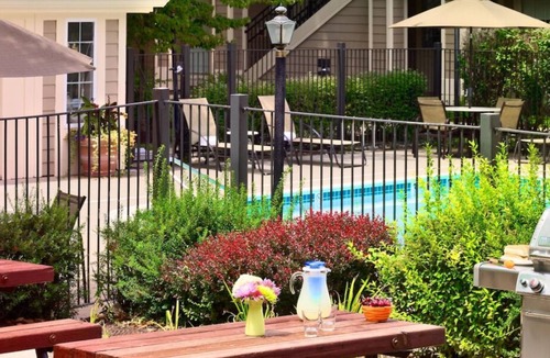 Sharonville House | Awesome Amenities! Full Kitchen, Pool, FREE Bfast & Parking, Near Gorman Park!