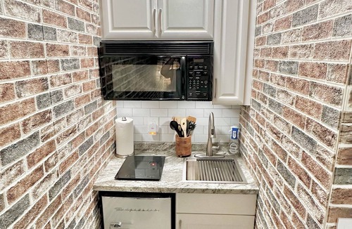 Jackson Apartment | Awesome Apartment w/80” Smart TV & Surround Sound Near Six Flags Great Adventure