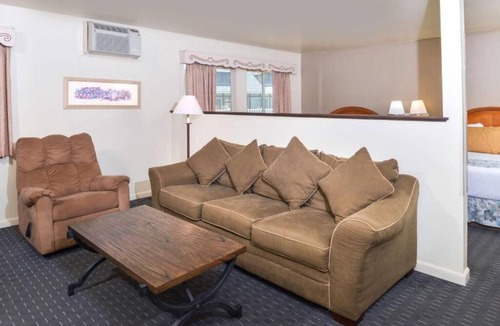 Solvang Hotel | Awesome Find! 4 Units, Outdoor Pool, Close to Elverhøj Museum of History and Art