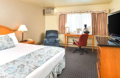 Solvang Hotel | Awesome Find! 4 Units, Outdoor Pool, Close to Elverhøj Museum of History and Art