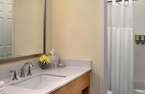 Burlington House | Awesome Find! Kitchen, Pool, FREE Parking & Bfast, Close to Willard Woods!
