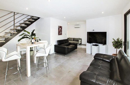 Salon-de-Provence House | Awesome home in Salon de Provence with 2 Bedrooms, WiFi and Private swimming pool