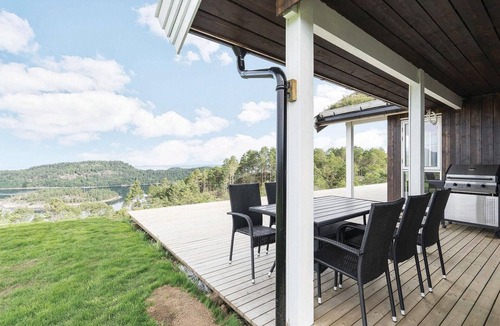 Kvisvik House | Awesome home in Kvisvik with house sea view