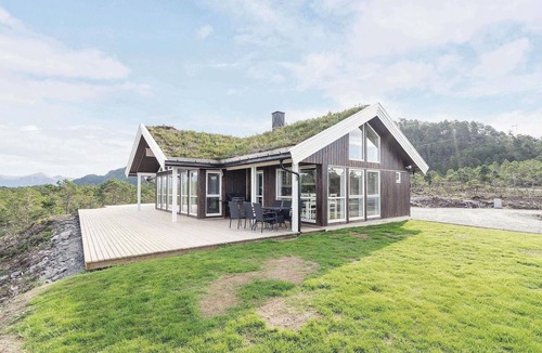 Kvisvik House | Awesome home in Kvisvik with house sea view