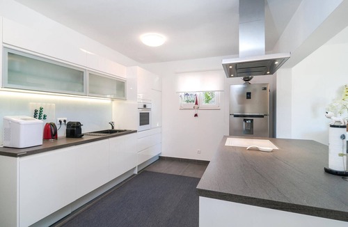 Zrnovnica House | Awesome home in Zrnovnica