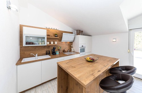 Zrnovnica House | Awesome home in Zrnovnica