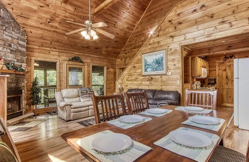 Sevierville Cabin | Awesome Honey Bear, “Cozy Cabin Retreat in the Smokies – Comfort & Fun for All”!