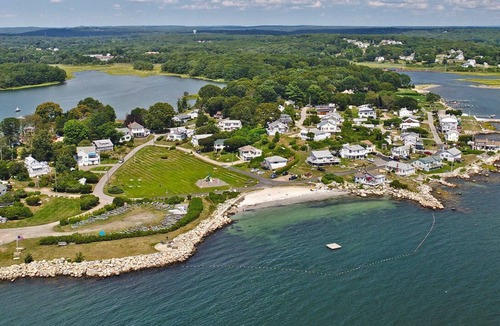 Mystic - New London Cottage | Awesome Oceanfront 4-bedroom watersports cottage in Mystic