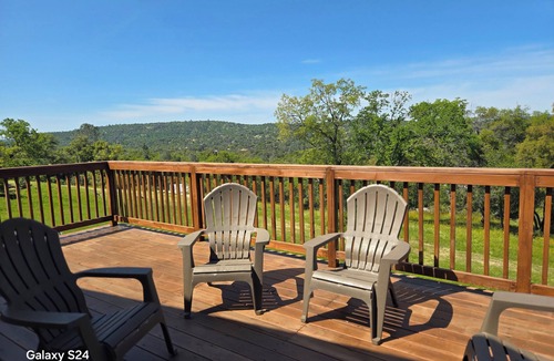 Yosemite Lakes House | Awesome Three-bedroom Retreat on 1.25 acres in Coarsegold with Trails and Views
