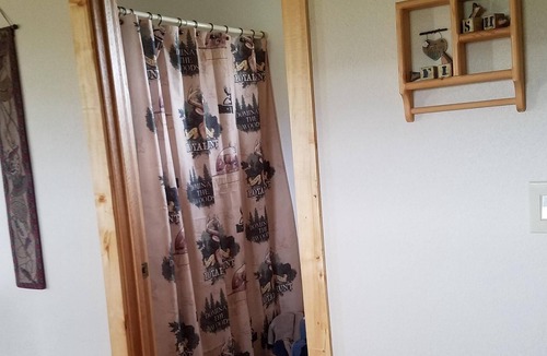 Dillon Cabin | AWESOME Value, Clean cozy & quiet cabin, close to Beaverhead River, Great Views!