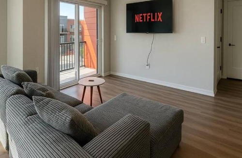Downtown Des Moines Apartment | Axis Suite