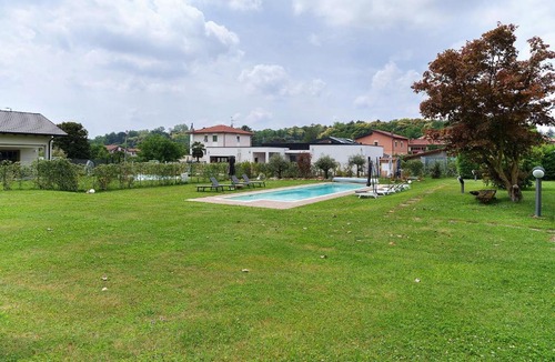 Induno Olona House | Azalea Apartment away from noise