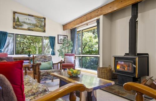 Wentworth Falls House | Azimuth - Spacious Family Retreat with City Views