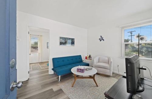 Lincoln Acres Apartment | Azure Loft by Rather Be Properties