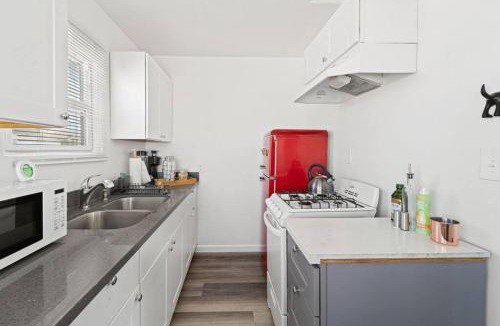 Lincoln Acres Apartment | Azure Loft by Rather Be Properties