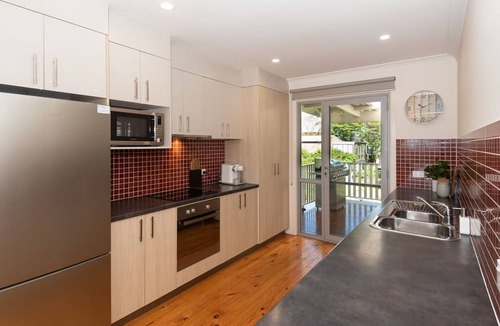 Batehaven House | Azure Sands Ocean Views in Batehaven